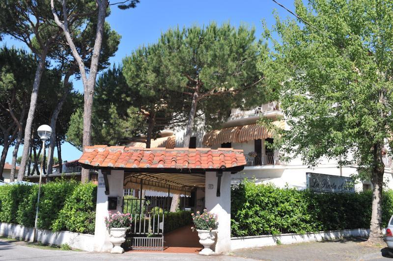 Hotel La Pineta Al Mare Форте дей Марми Екстериор снимка