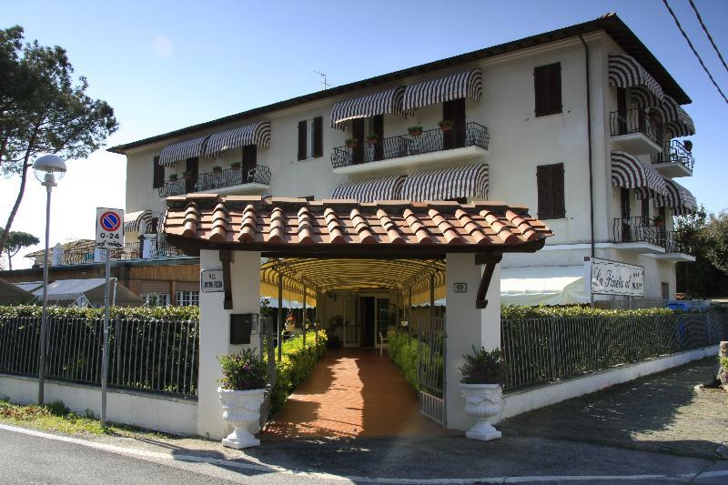 Hotel La Pineta Al Mare Форте дей Марми Екстериор снимка